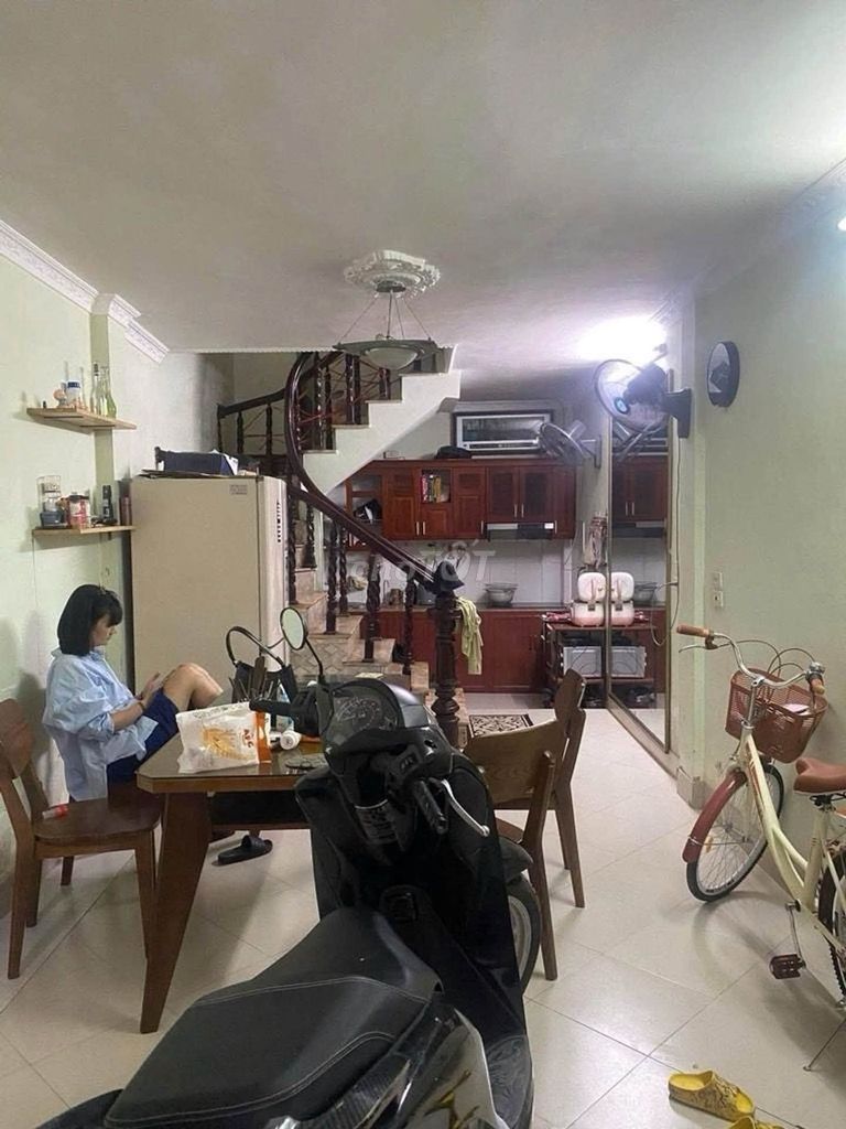 Дом TRUNG PHUNG, 30 м, 5 этажей, рядом с автомобилями, 7 миллиардов