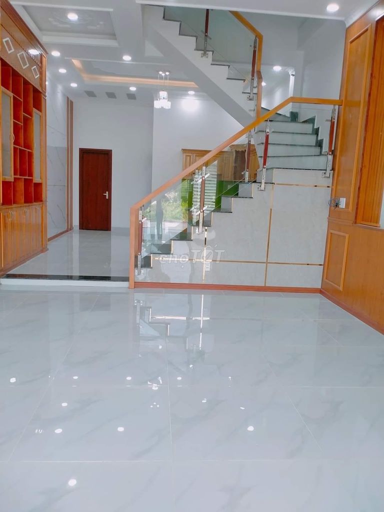 Cần bán căn nhà 100m2 sổ riêng thổ cư đường 8m thông