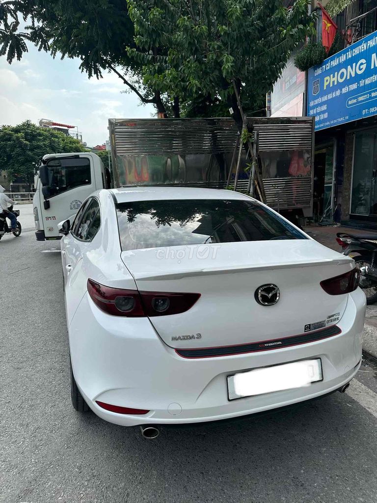 Mazda 3 Deluxe 2022 белая 27 000 км