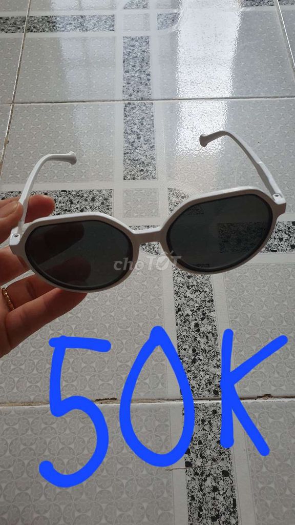 Kính râm Unisex Trắng Chống tia UV. Mua bán Phụ kiện thời trang khác tại Quận 12 Tp Hồ Chí Minh được đăng bởi Nguyễn Huy Hải hình 1