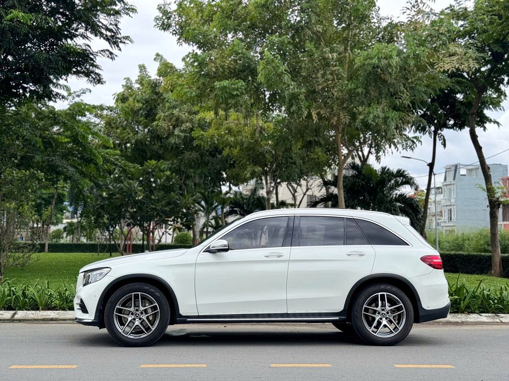 Bán Mercede GLC300 4MATIC Cuối 2018 Trắng/Kem