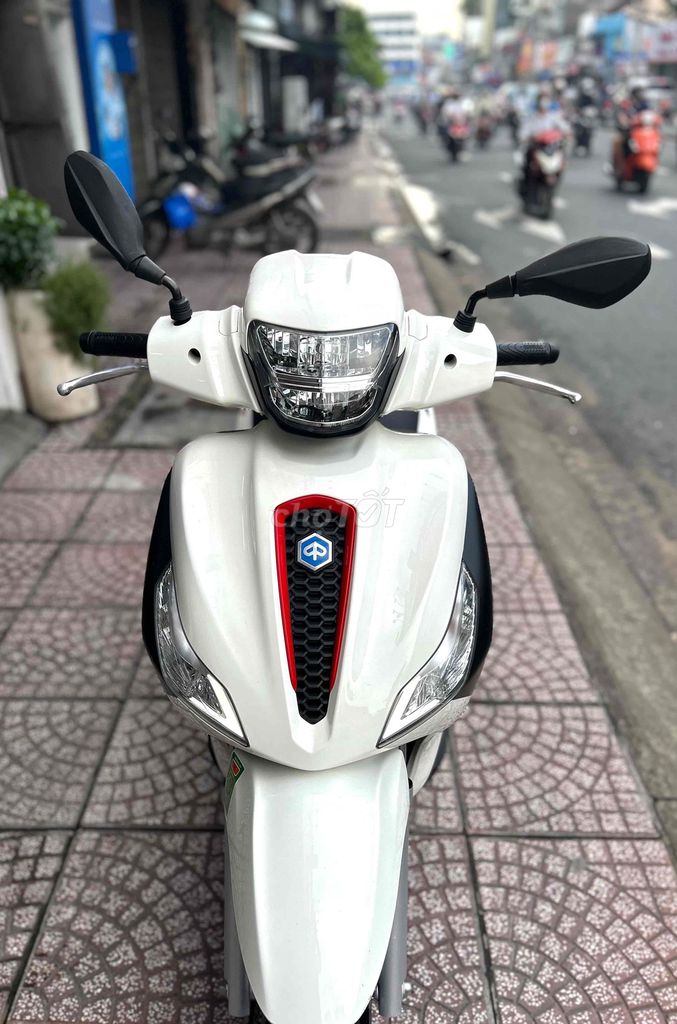 Xe Piaggio Medley 125 màu trắng đen. Mua bán Xe máy tại Quận Phú Nhuận Tp Hồ Chí Minh được đăng bởi Cửa hàng xe máy Hoàng Dũng hình 3