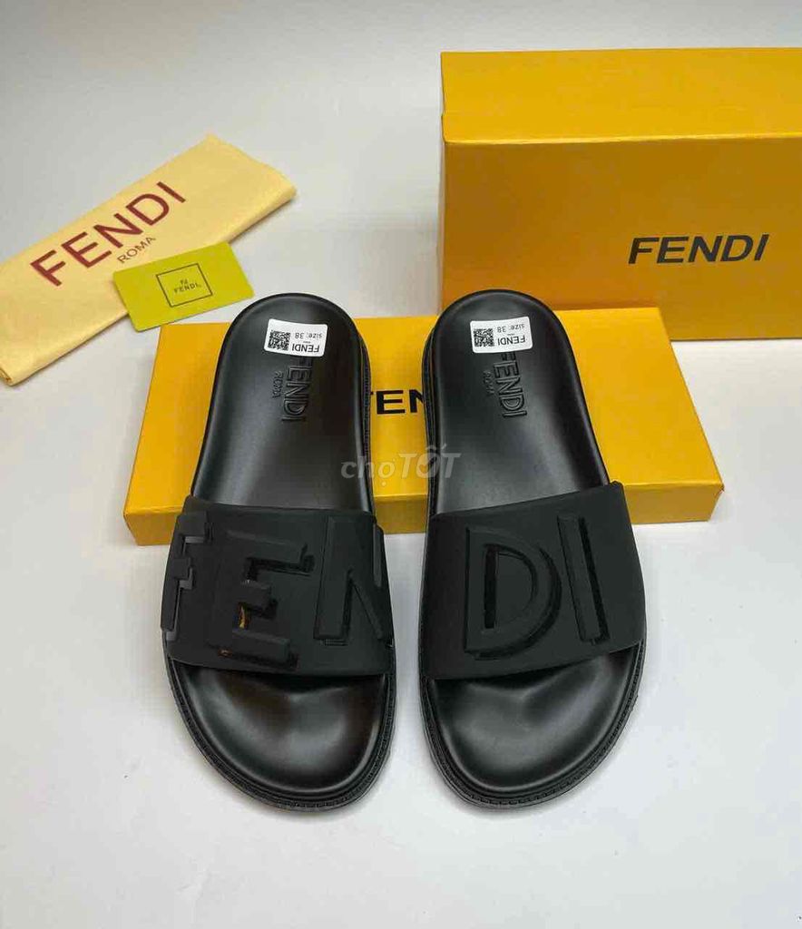 Dép Quai Ngang Fendi Đen Chữ Nổi