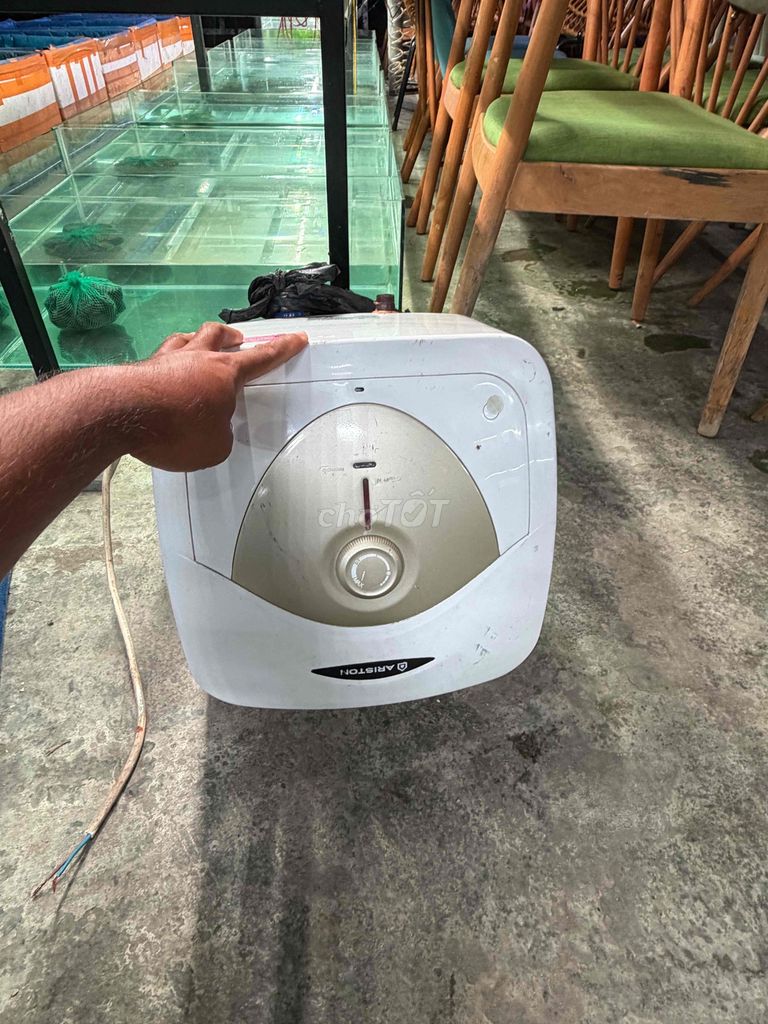 Bình nước nóng Ariston 15L Trắng. Mua bán Thiết bị vệ sinh, nhà tắm tại Quận Cẩm Lệ Đà Nẵng được đăng bởi Nguyễn Hữu Nhân hình 1