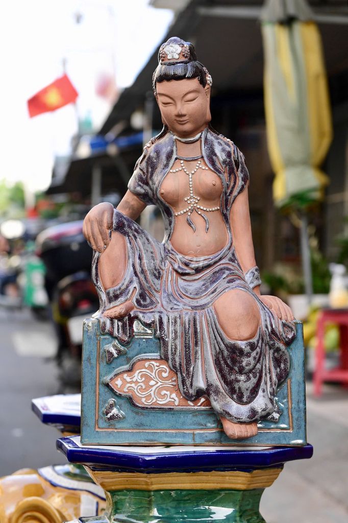 Tượng Quan Âm Gốm sứ Biên Hòa thủ công. Mua bán Đồ sưu tầm, đồ cổ tại Quận 1 Tp Hồ Chí Minh được đăng bởi Gốm Nhà Tui hình 1