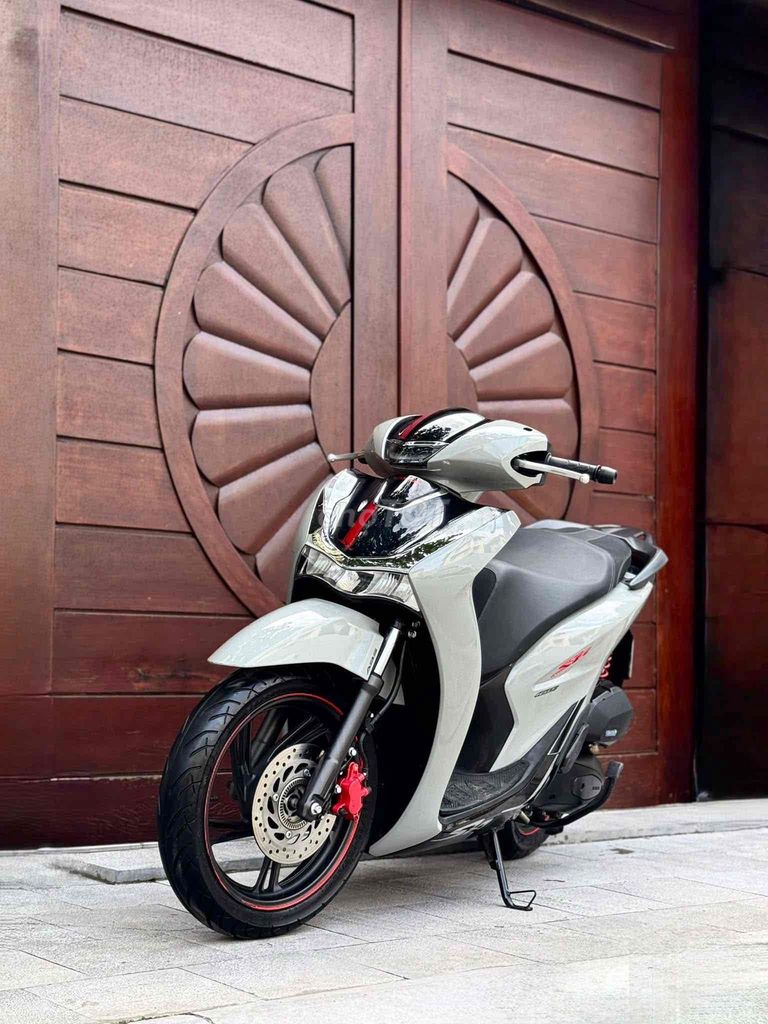 Honda SH 160 ABS 2023 Trắng 8000km. Mua bán Xe máy tại Quận Cầu Giấy Hà Nội được đăng bởi Tuấn Việt Motor hình 1