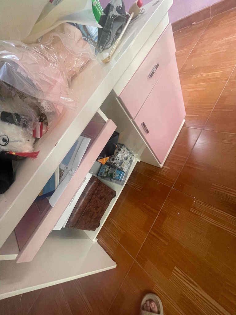 Bàn học nữ hồng trắng còn mới. Mua bán Bàn ghế tại Thành phố Nam Định Nam Định được đăng bởi Lê Hùng hình 1