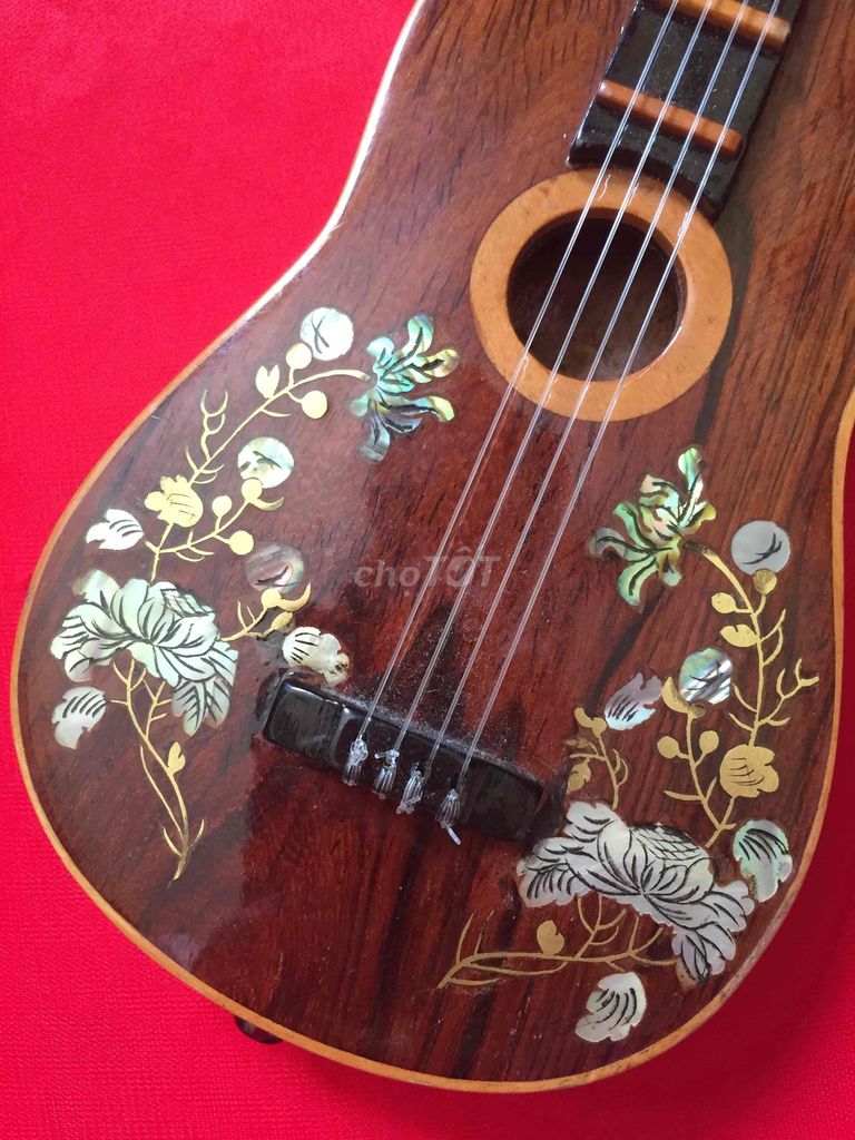 Đàn guitar trang trí bằng gỗ sơn bóng và ngọc trai