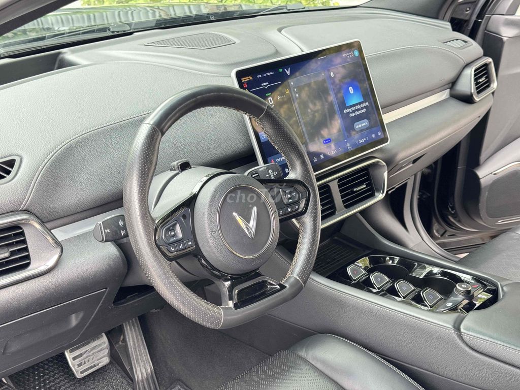 Электромобиль VinFast VF8 SUV черный 75.615 км