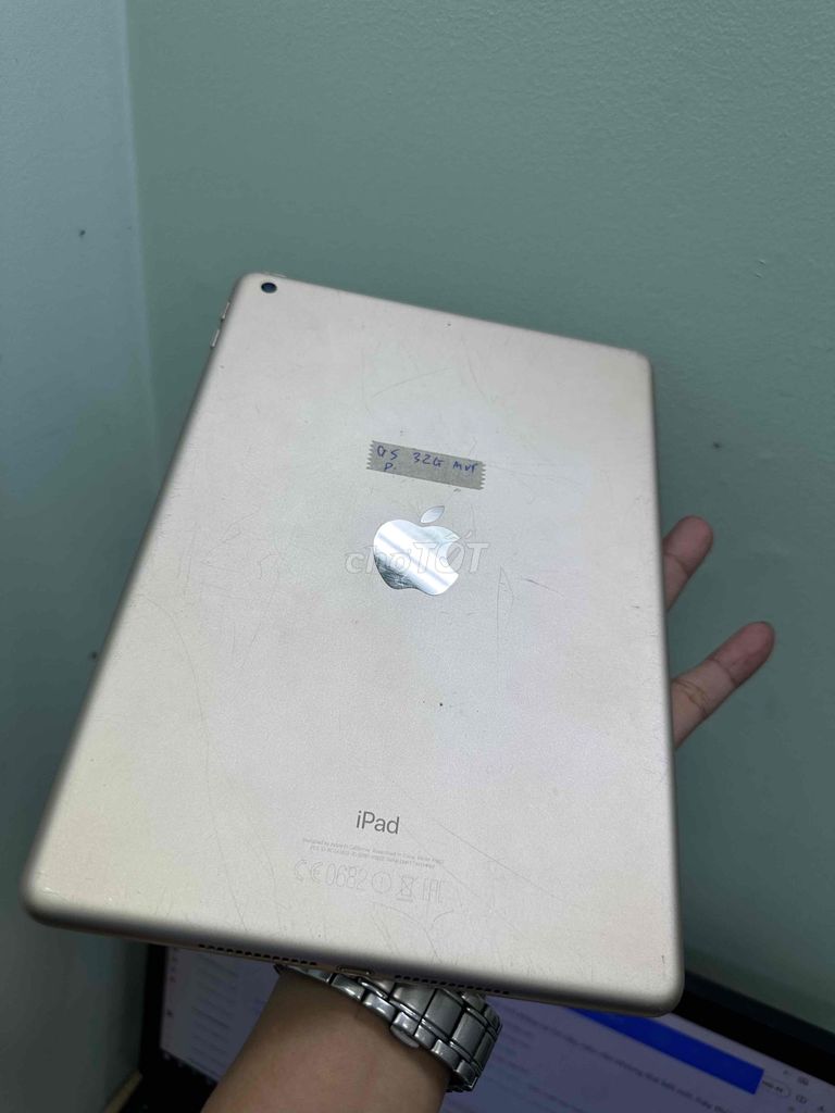 Apple iPad Gen 5 32GB Vàng Wifi. Mua bán Máy tính bảng tại Quận Tân Phú Tp Hồ Chí Minh được đăng bởi Phùng Thiện Mobile hình 1