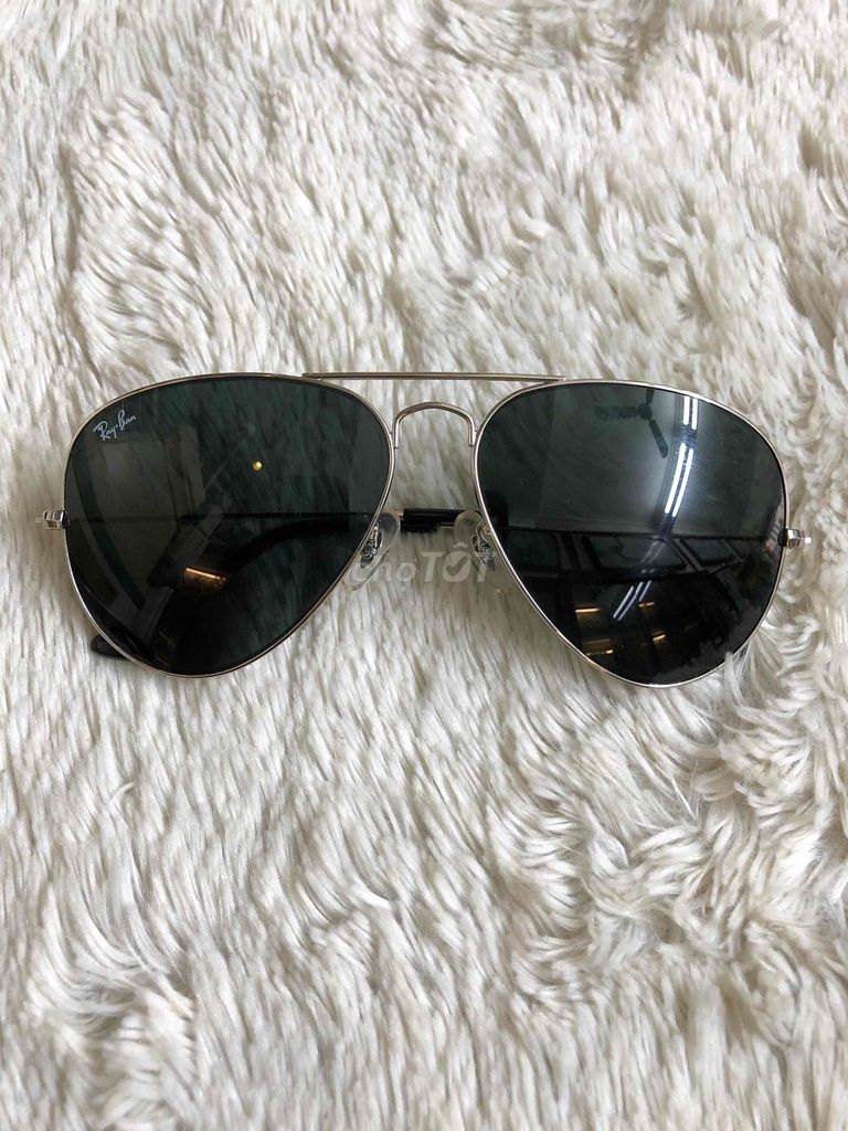 Cần bán gấp kính rayban hàng thùng của ý mới 99%. Mua bán Phụ kiện thời trang khác tại Quận Hai Bà Trưng Hà Nội được đăng bởi le thi thao hình 1