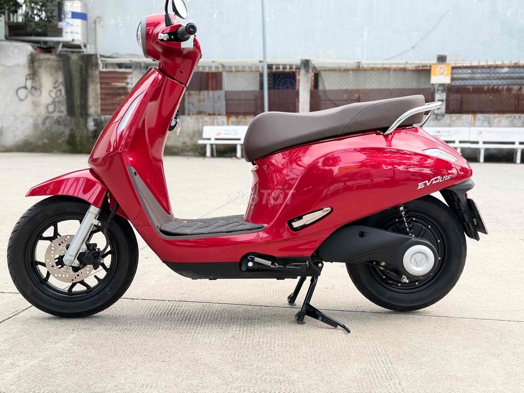 Красный электрический скутер VinFast Evo Lite Neo 2026, 1500 км