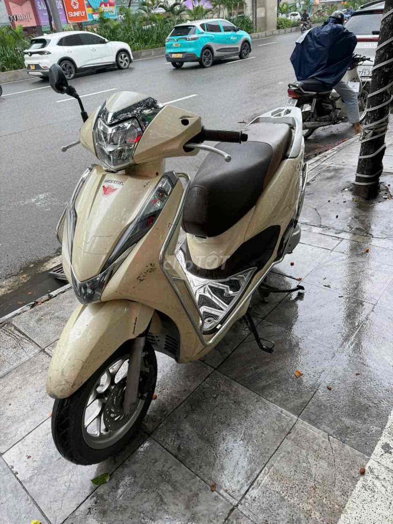 Женская кремовая одежда Honda Lead 2020