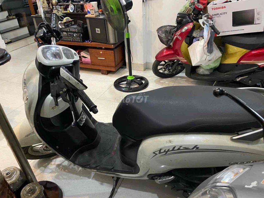 Стильная белая Honda Scoopy