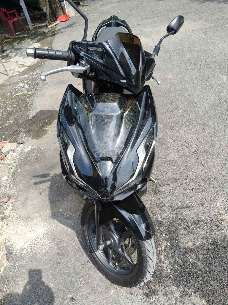 Черная тихая машина Honda Air Blade 2020