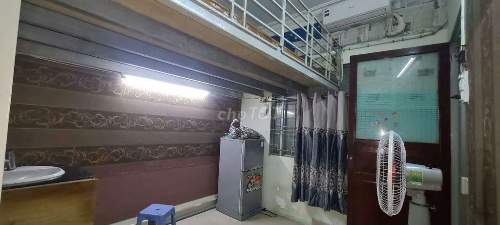 Комната с антресолью и мебелью, переулок для авто, рядом с 1 округом
