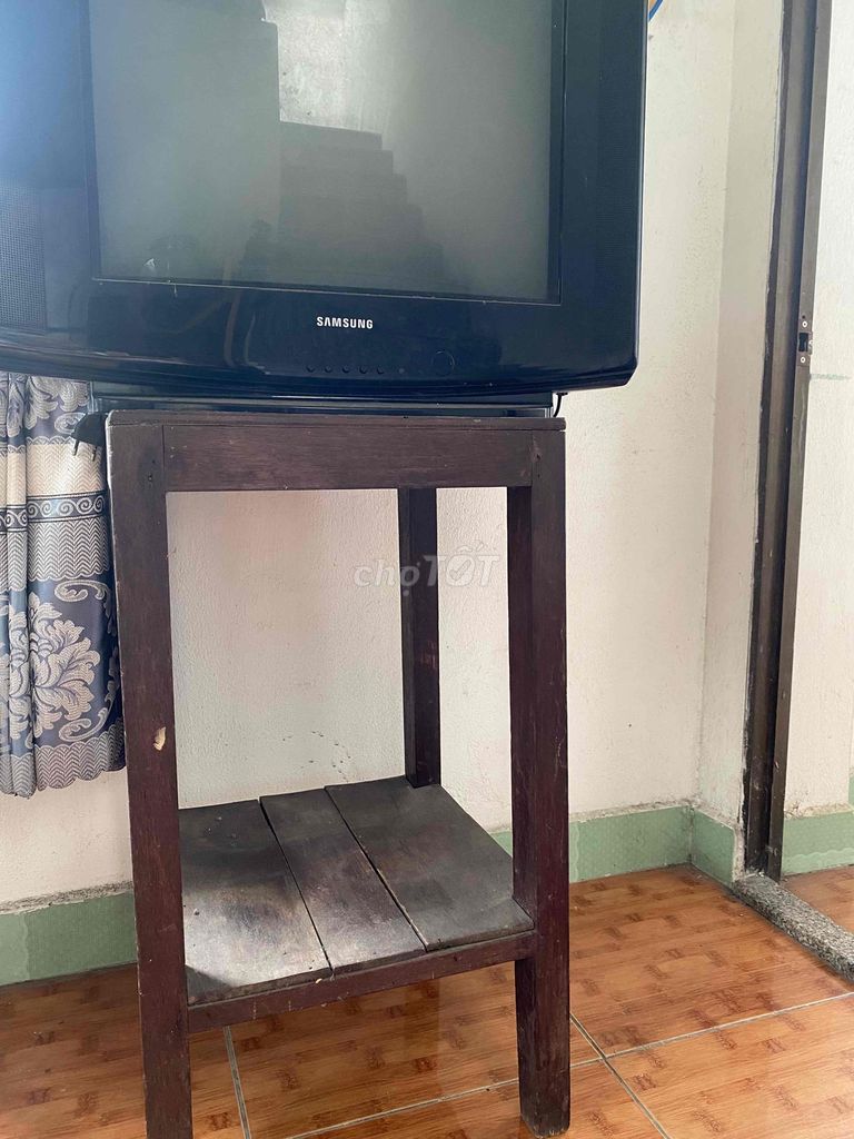 Tivi và kệ gỗ trưng bày