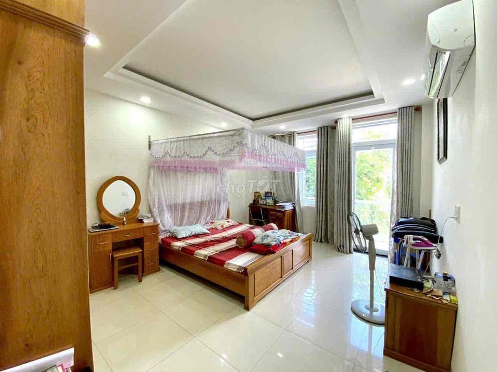 Cho thuê nhà nguyên căn 4 tầng KĐT Hà Quang 2. có 4PN, 4WC. Đường 8m
