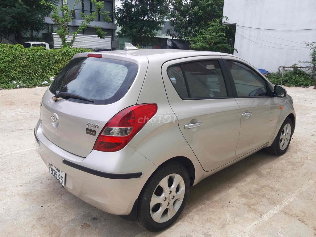 Hyundai i20 2012 хэтчбек с автоматической коробкой передач из песочного золота