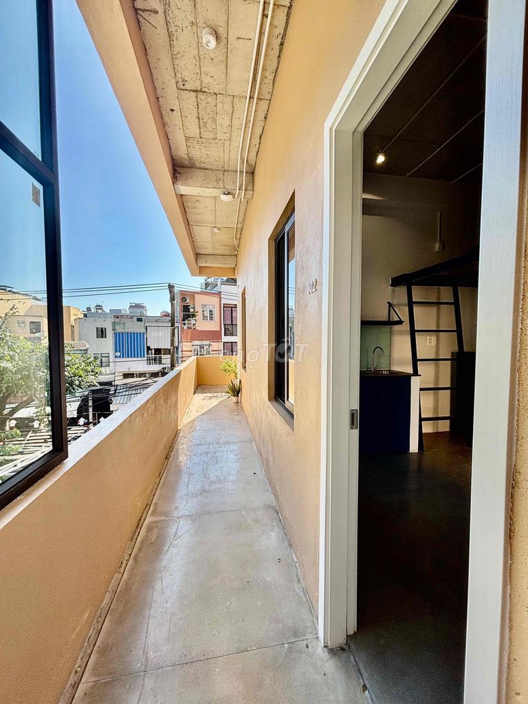 New room with a private balcony steps from the city park — photo 6