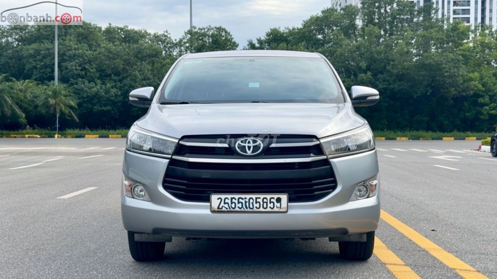Toyota Innova 2018 МКПП серебристый 60 000 - 70 000 км