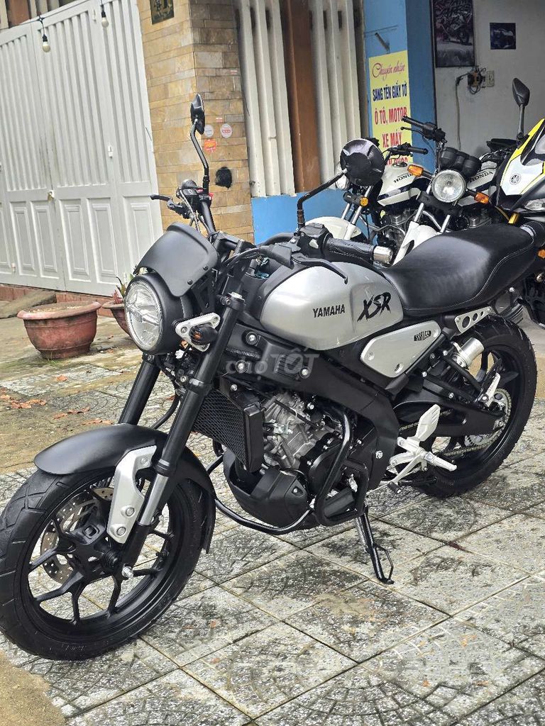Yamaha XSR155 серебристый, мотоцикл большого объёма