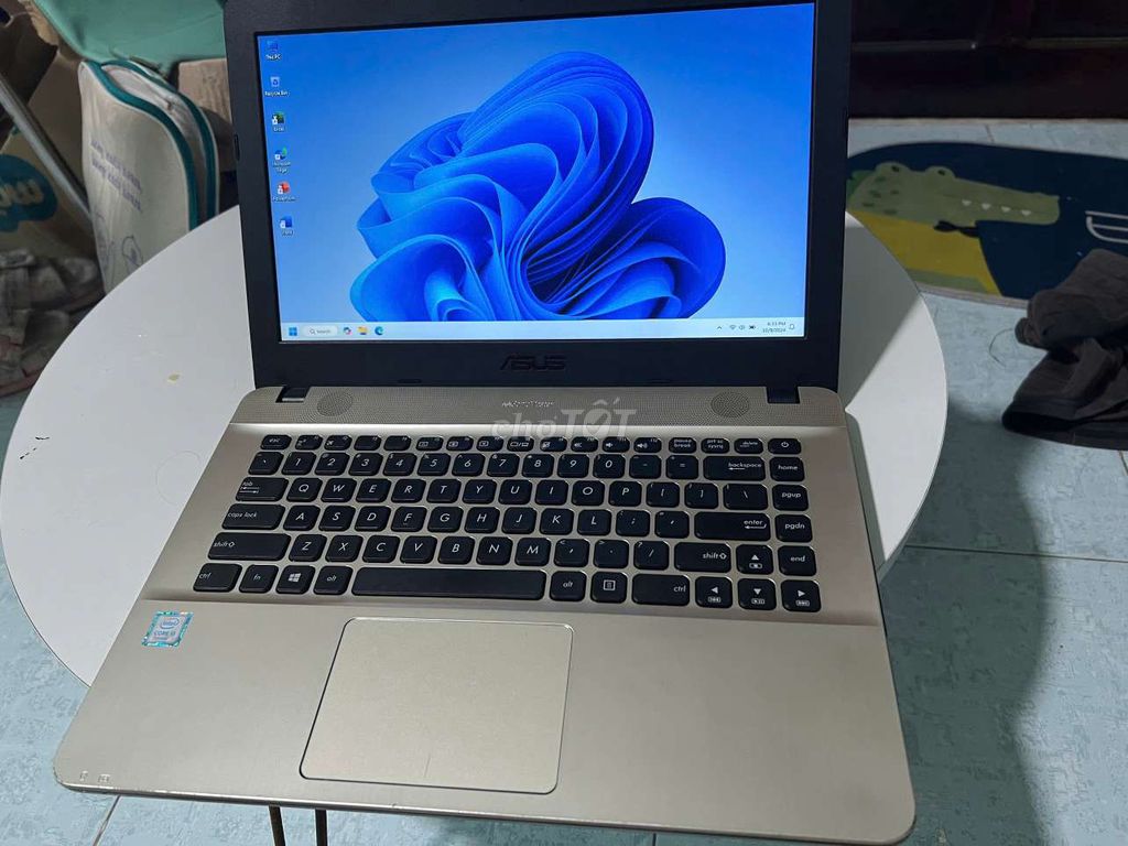 Laptop asus i3 6th, ram4g, ssd 256g ngoại hình đẹp