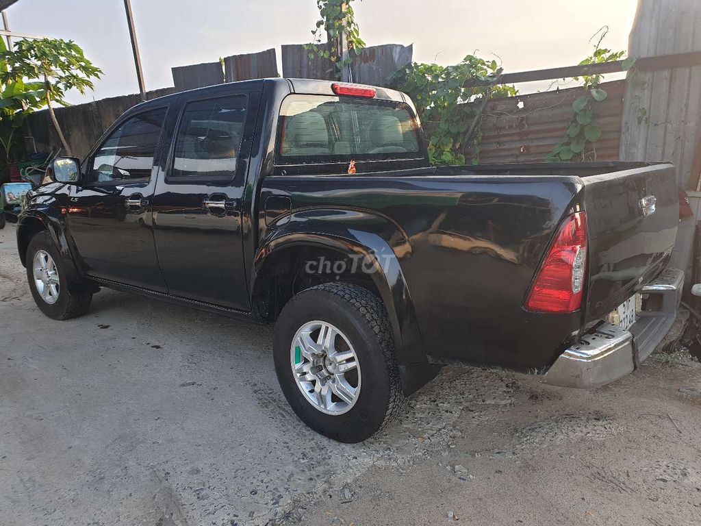 Isuzu D-Max черный 5-местный