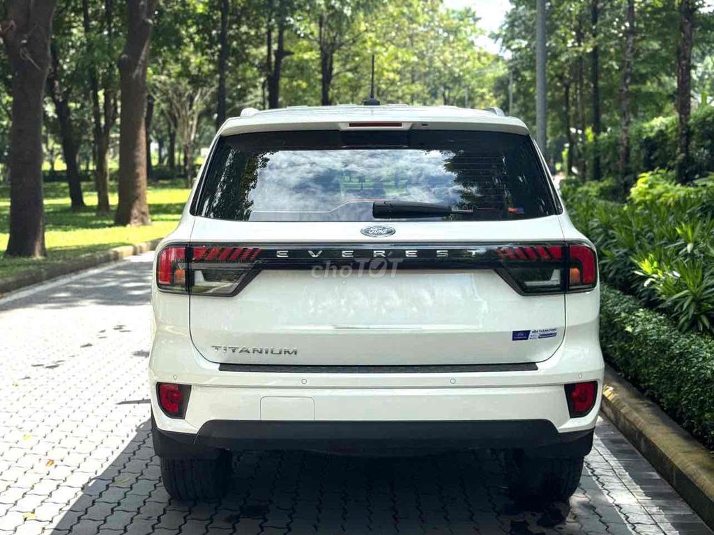 Ford Everest Titanium 2024 - 7.500km Trắng
