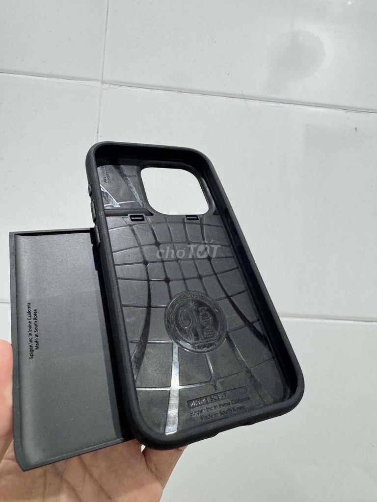 Ốp lưng Spigen iPhone 15 Pro Đen Nhựa. Mua bán Phụ kiện (Màn hình, Chuột...) tại Huyện Mỹ Tú Sóc Trăng được đăng bởi Trần Minh Đăng Khoa hình 1