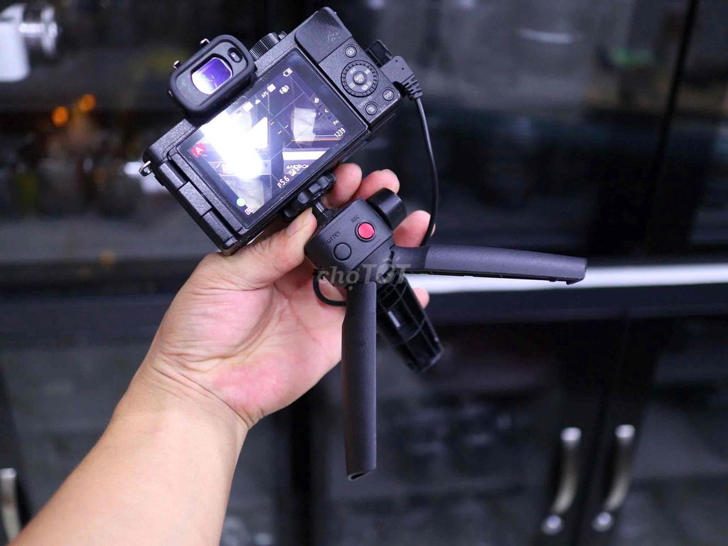 Lumix G100 +Lens 12-32 +Tay cầm remote 3 chân. Mua bán Máy ảnh, Máy quay tại Thành phố Thủ Dầu Một Bình Dương được đăng bởi Chinh Lee hình 1