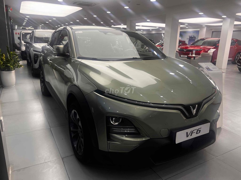 Серый электромобиль Vinfast VF6 Plus
