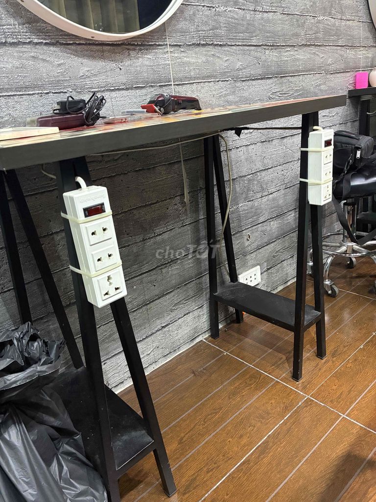 Bàn chân sắt mặt gỗ hiện đại. Mua bán Bàn ghế tại Quận Phú Nhuận Tp Hồ Chí Minh được đăng bởi Huỳnh Trúc Mai hình 1