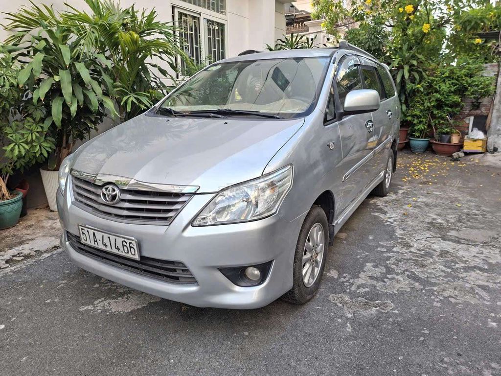 Toyota Innova 2013, семейный автомобиль