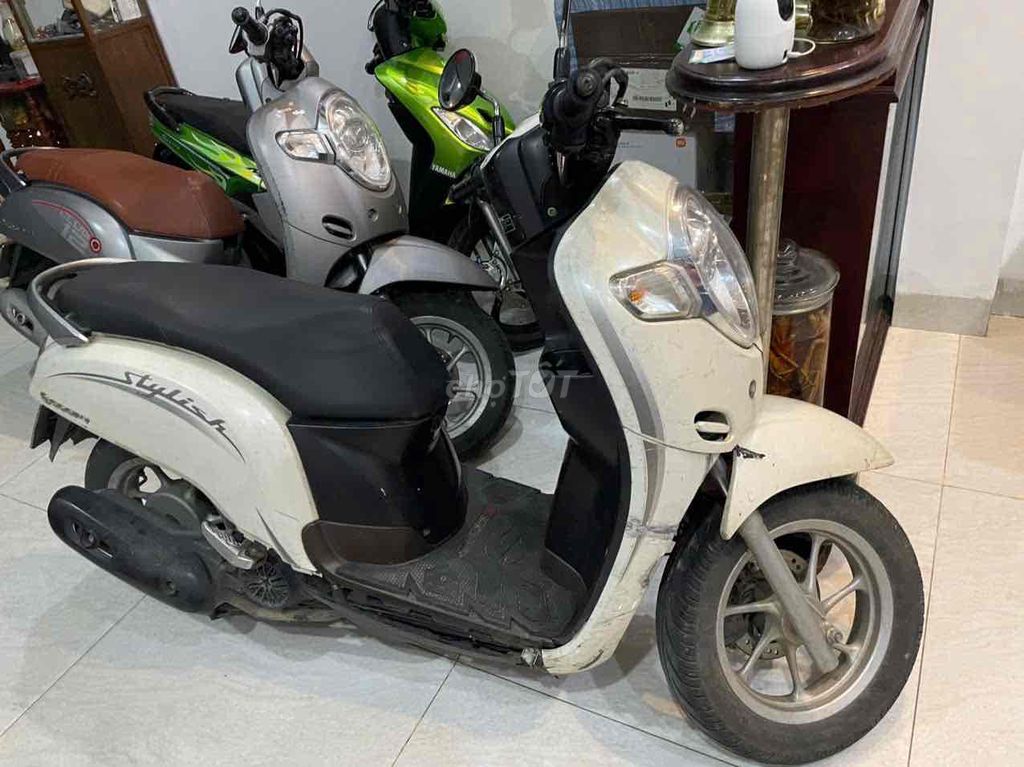 Стильная белая Honda Scoopy