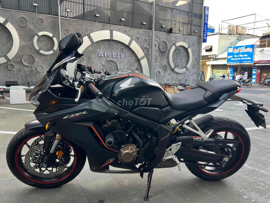 HONDA CBR650R 2022 куплена у дилера с новья в суперсостоянии