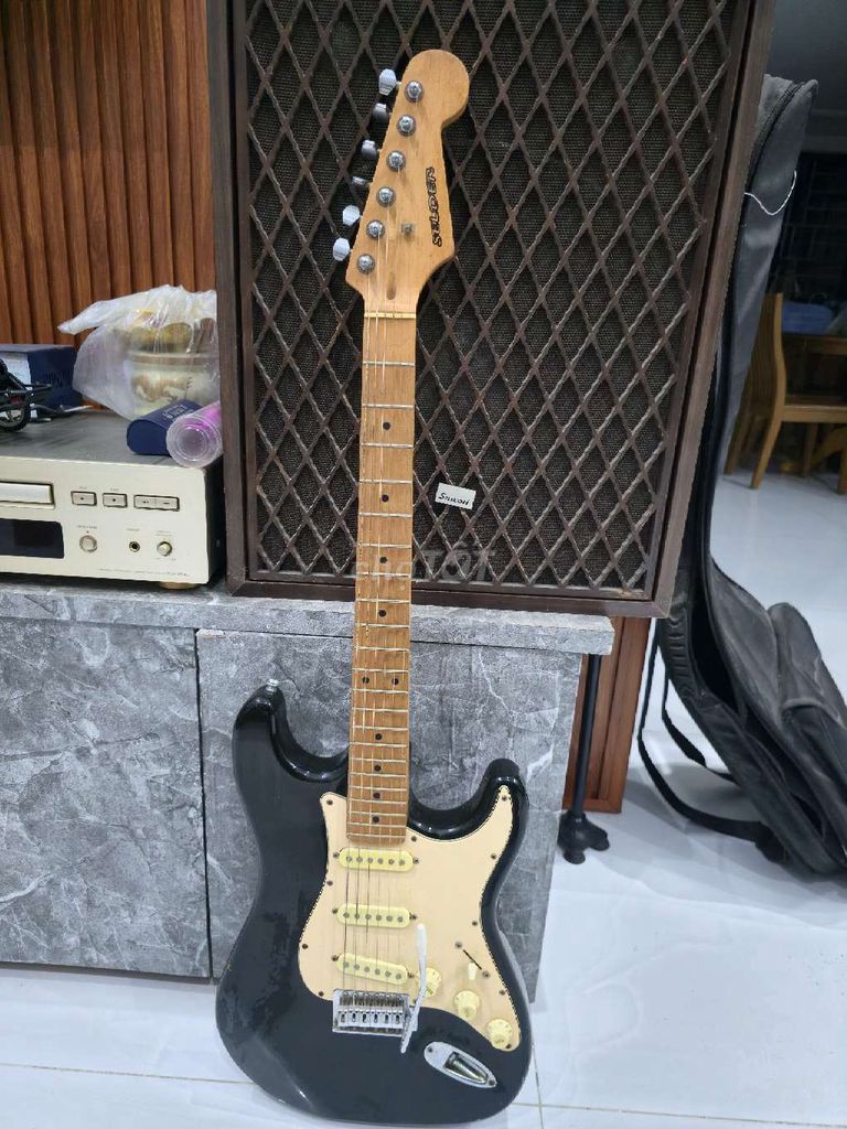 Guitar điện Fender màu Đen gỗ. Mua bán Nhạc cụ tại Quận Sơn Trà Đà Nẵng được đăng bởi Phạm Thiên Kim hình 1