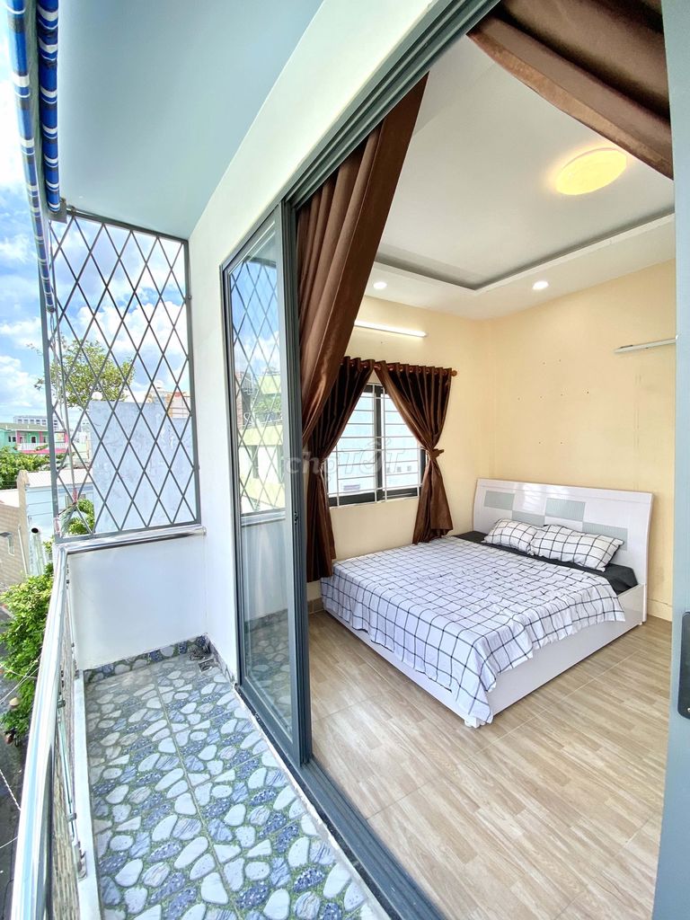 Phòng cao cấp, mới, ban công. Thuận tiện di chuyển các quận