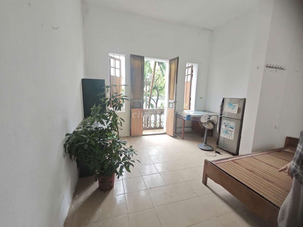 Phòng T3 nhà 8 ngách 24 ngõ 162 Đội Cấn, Ba Đình, Hà Nội