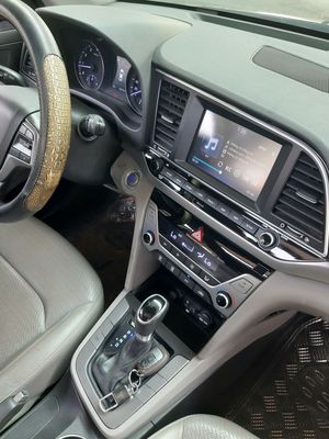 Hyundai Elantra 2016 số tự động