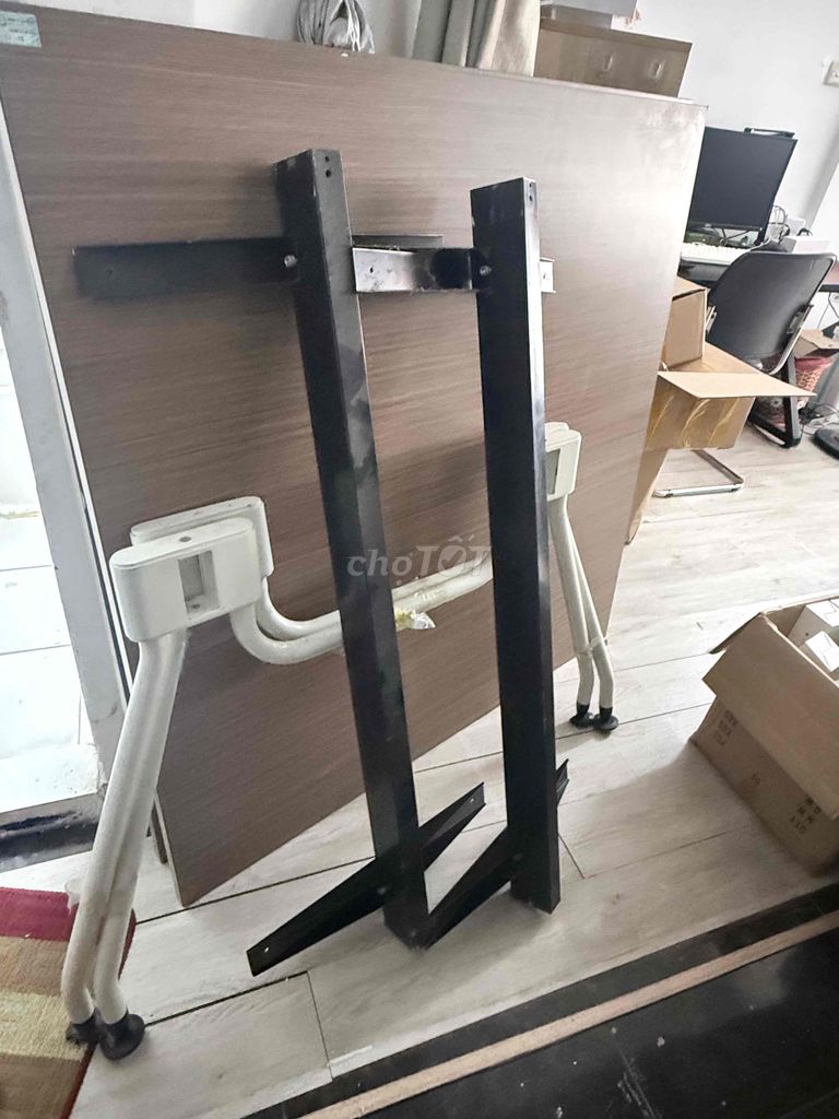 Bàn văn phòng Sắt đặc Nâu Đen 1m2 1m2 90cm. Mua bán Bàn ghế tại Quận Ba Đình Hà Nội được đăng bởi Nguyễn Long hình 1