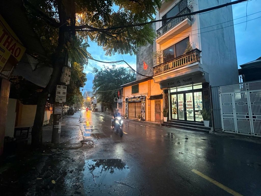 Bán đất mặt phố Quang Lãm, kinh doanh tốt