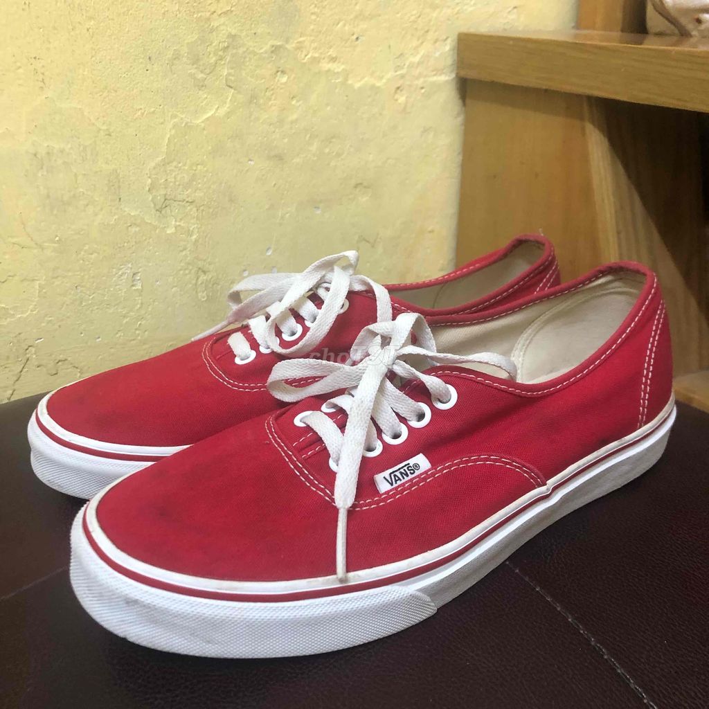 Đôi giày vải màu đỏ thương hiệu Vans, Made in Viet