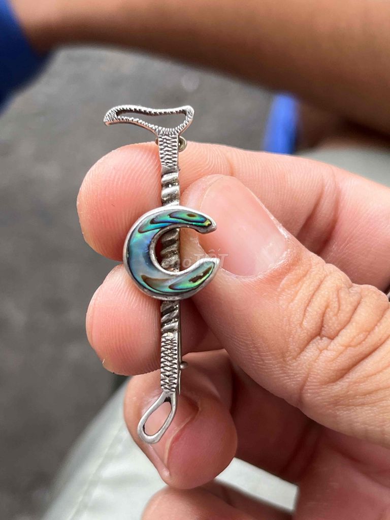 Charm cài áo bạc khối STG sterling chữ C xà cừ