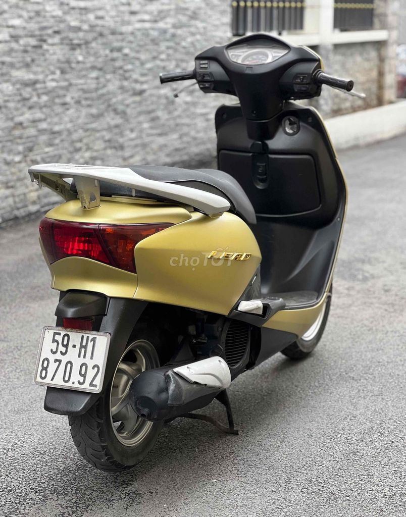Золотой скутер Honda Lead Fi