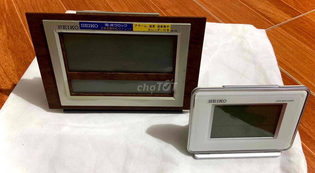 hai chiếc đồng hồ lcd seiko