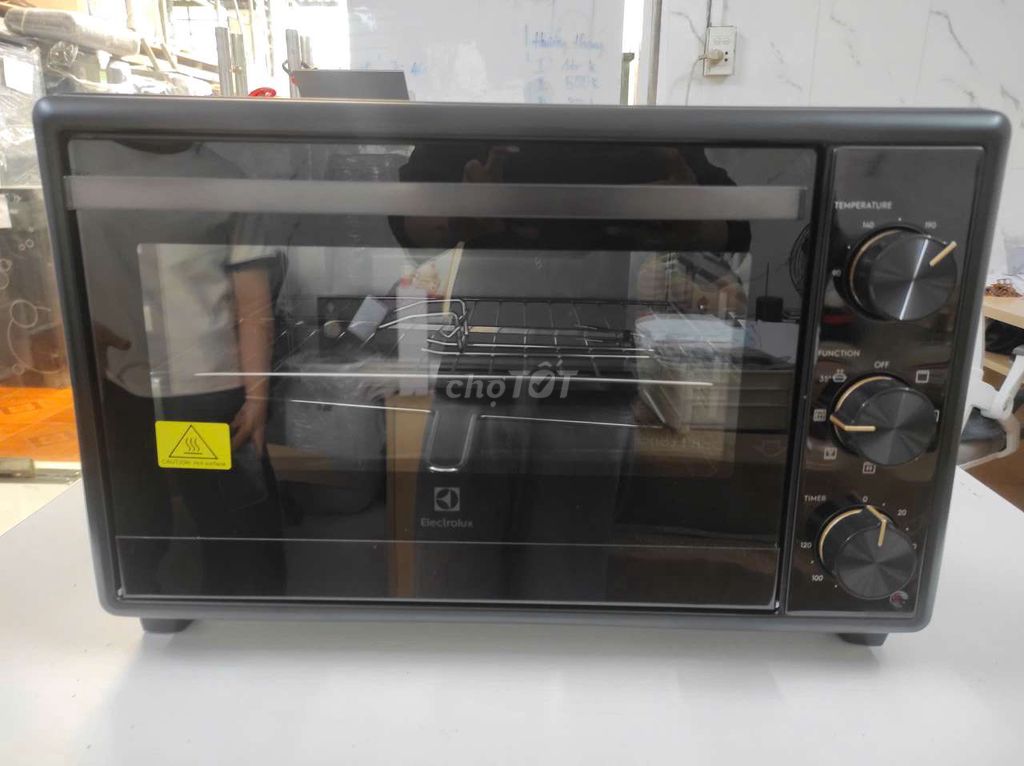 Lò nướng Electrolux EOT3218XG 32 lít Đen. Mua bán Bếp, lò, đồ điện nhà bếp tại Quận Gò Vấp Tp Hồ Chí Minh được đăng bởi ĐIỆN MÁY KHO CHÍNH HÃNG hình 1