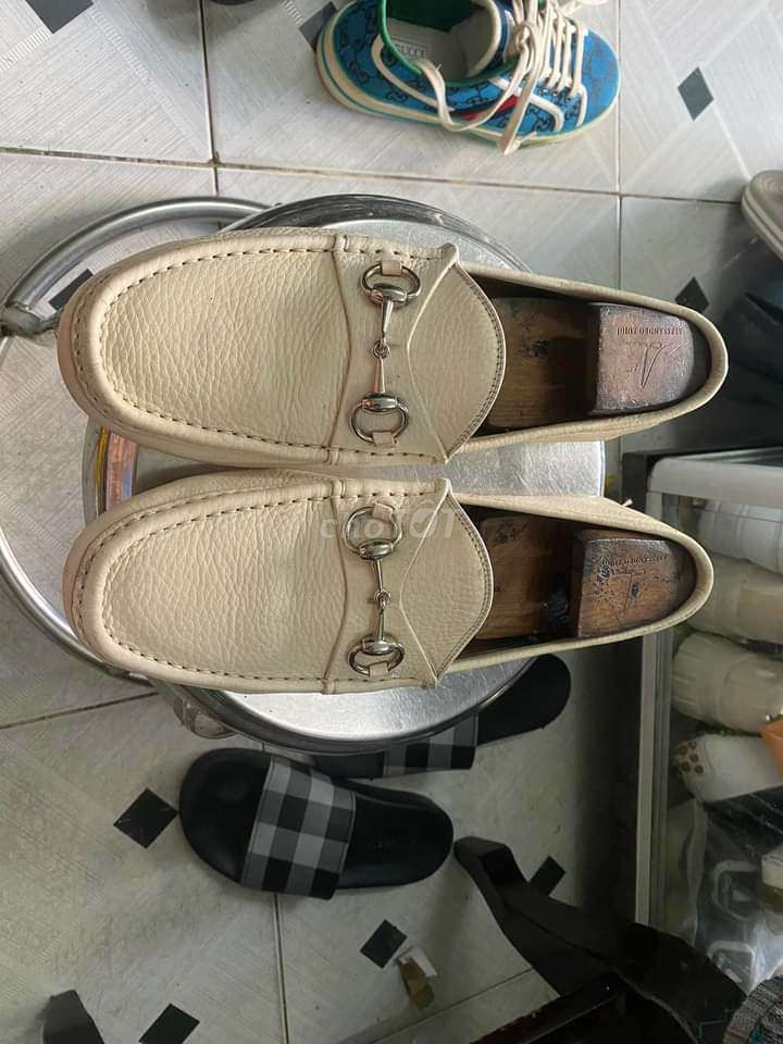 Hiệu Gucci,  size 42