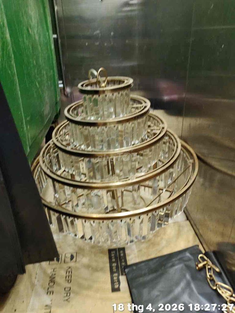 Đèn chùm Pha lê Vàng đồng. Mua bán Đèn tại Quận 4 Tp Hồ Chí Minh được đăng bởi Trần Mai Khanh hình 1