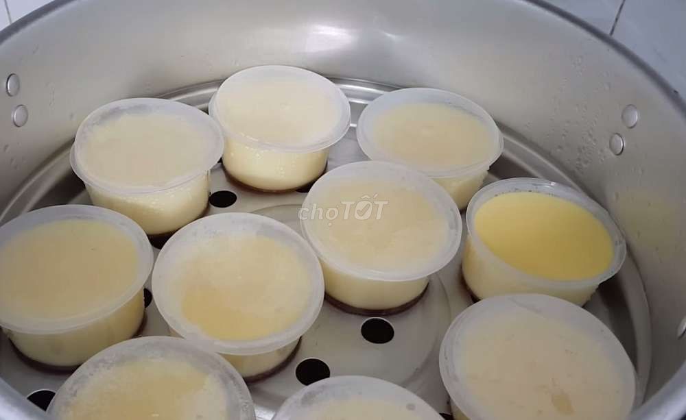 Sỉ bánh flan nguyên chất chỉ sữa và trứng .